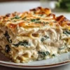 Hühnchen Alfredo Lasagne Rezept Zutaten: - 500 g Hühnchenbrust - 300 g Lasagneblätter - 400 g Alfredo-Sauce - 300 g Mozzarella-Käse - 100 g Parmesan-Käse - 1 Zwiebel - 2 Knoblauchzehen - 2 EL Olivenöl - Salz - Pfeffer - Petersilie Anleitung: 1. Ofen auf 180 °C vorheizen. 2. Zwiebel und Knoblauch fein hacken. 3. Olivenöl in einer Pfanne erhitzen und Zwiebel und Knoblauch anbraten, bis sie weich sind. 4. Hühnchenbrust würfeln und in die Pfanne geben. Mit Salz und Pfeffer würzen. Braten, bis das Hühnchen durchgegart ist. 5. Alfredo-Sauce hinzufügen und gut verrühren. 6. Eine Schicht Lasagneblätter in eine Auflaufform legen. 7. Eine Schicht Hühnchen-Alfredo-Mischung hinzufügen, dann eine Schicht Mozzarella-Käse. 8. Wiederholen, bis alle Zutaten aufgebraucht sind. Die letzte Schicht sollte Käse sein. 9. Parmesan-Käse obenauf streuen. 10. Lasagne 30-35 Minuten backen, bis sie goldbraun und sprudelnd ist. 11. Vor dem Servieren mit frischer Petersilie garnieren.
