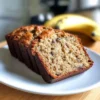 Hohe Protein Bananenbrot Rezept Zutaten: - 3 reife Bananen - 2 Tassen Hafermehl - 1 Tasse Proteinpulver - 1/2 Tasse Honig oder Ahornsirup - 2 Eier - 1/4 Tasse griechischer Joghurt - 1 Teelöffel Backpulver - 1/2 Teelöffel Natron - 1/2 Teelöffel Zimt - Eine Prise Salz Anweisungen: 1. Ofen auf 175°C vorheizen und eine Kastenform einfetten. 2. Die Bananen in einer Schüssel zerdrücken. 3. Hafermehl, Proteinpulver, Backpulver, Natron, Zimt und Salz in einer separaten Schüssel vermengen. 4. Die zerdrückten Bananen, Honig, Eier und griechischen Joghurt zu den trockenen Zutaten geben und gut vermischen. 5. Den Teig in die Kastenform füllen und gleichmäßig verteilen. 6. 45-60 Minuten backen, bis ein Zahnstocher sauber herauskommt. 7. Aus dem Ofen nehmen und abkühlen lassen, bevor man es anschneidet.