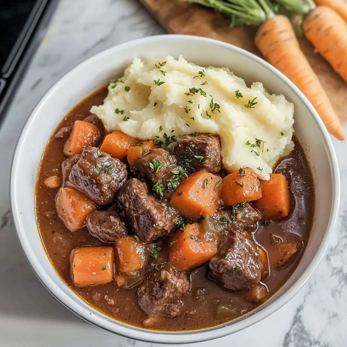 Irisches Eintopfgericht mit pürierten Kartoffeln