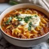 Lasagne Suppe Rezept Zutaten: - 1 Esslöffel Olivenöl - 1 Zwiebel, gewürfelt - 3 Knoblauchzehen, gehackt - 500 g Rinderhackfleisch - 1 Teelöffel italienische Gewürze - 1 Teelöffel Salz - 1/2 Teelöffel Pfeffer - 800 g Tomatenstücke (Dose) - 750 ml Gemüsebrühe - 200 g Lasagneblätter, zerbrochen - 250 g Ricotta - 150 g Mozzarella, gerieben - 50 g Parmesan, gerieben - Frisches Basilikum zum Garnieren Anleitung: 1. In einem großen Topf das Olivenöl erhitzen. 2. Zwiebel und Knoblauch hinzufügen und weich dünsten. 3. Rinderhackfleisch hinzufügen und bräunen. 4. Italienische Gewürze, Salz und Pfeffer hinzufügen. 5. Tomatenstücke und Gemüsebrühe einrühren. 6. Zerbrochene Lasagneblätter hinzufügen und 10-12 Minuten köcheln lassen. 7. Ricotta unterrühren. 8. Mit Mozzarella und Parmesan bestreuen. 9. Mit frischem Basilikum garnieren und servieren.